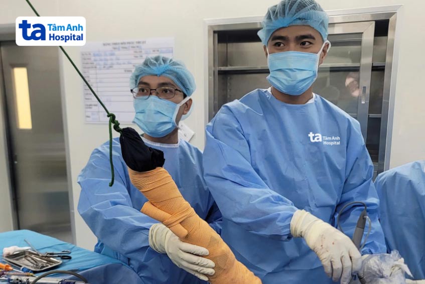 thực hiện nội soi tái tạo gân vai cho người bệnh