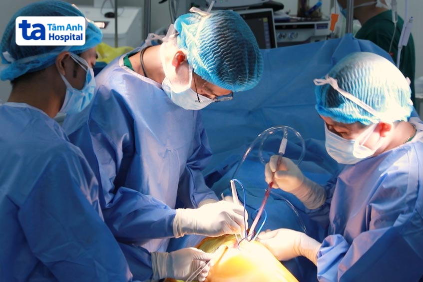 thực hiện thay khớp háng nhân tạo cho người bệnh