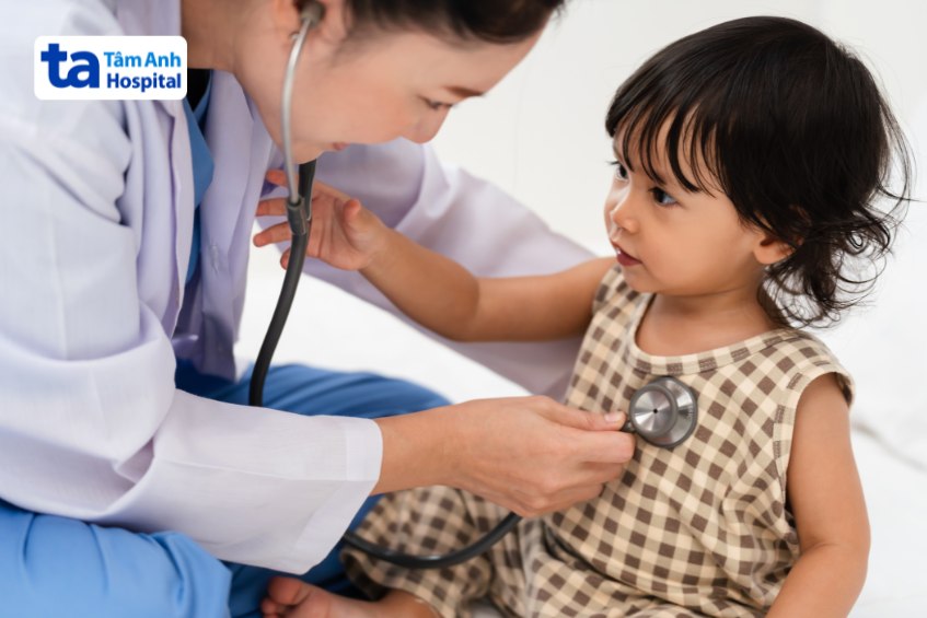 Trẻ bị đau bụng nên được đưa đến bệnh viện