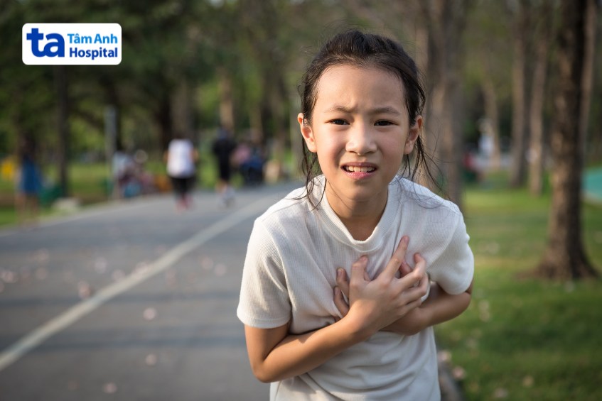 Trẻ bị hen suyễn thường có biểu hiện ho, khó thở