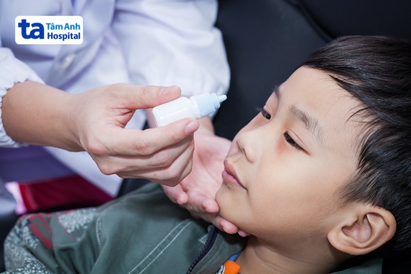 Trẻ bị viêm kết mạc nên được đưa đến bệnh viện