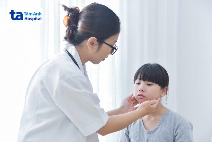 Trẻ có dấu hiệu viêm hạch cổ nên được đưa đến bệnh viện