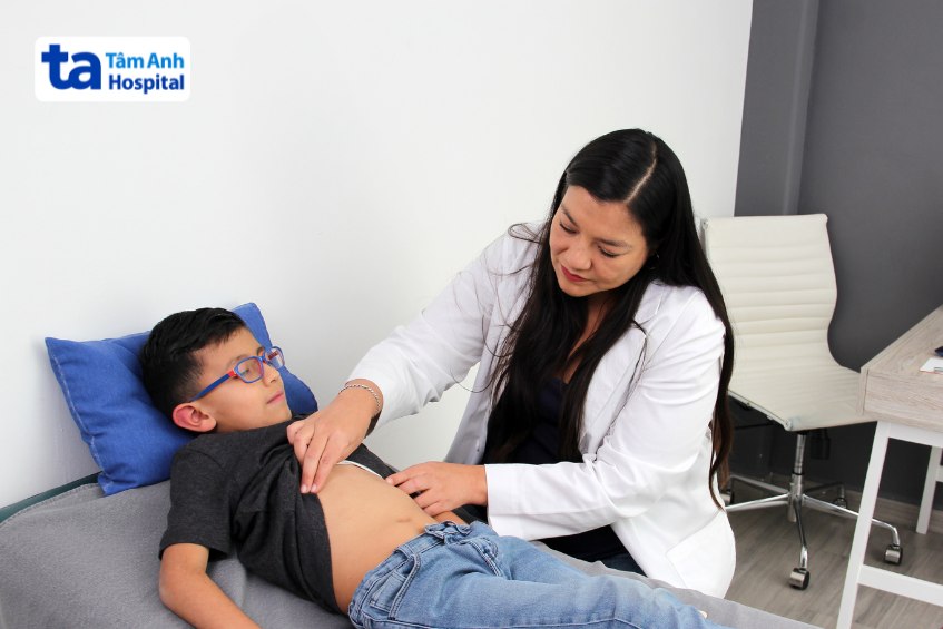 Trẻ đau bụng bên trái nên được đưa đến bệnh viện