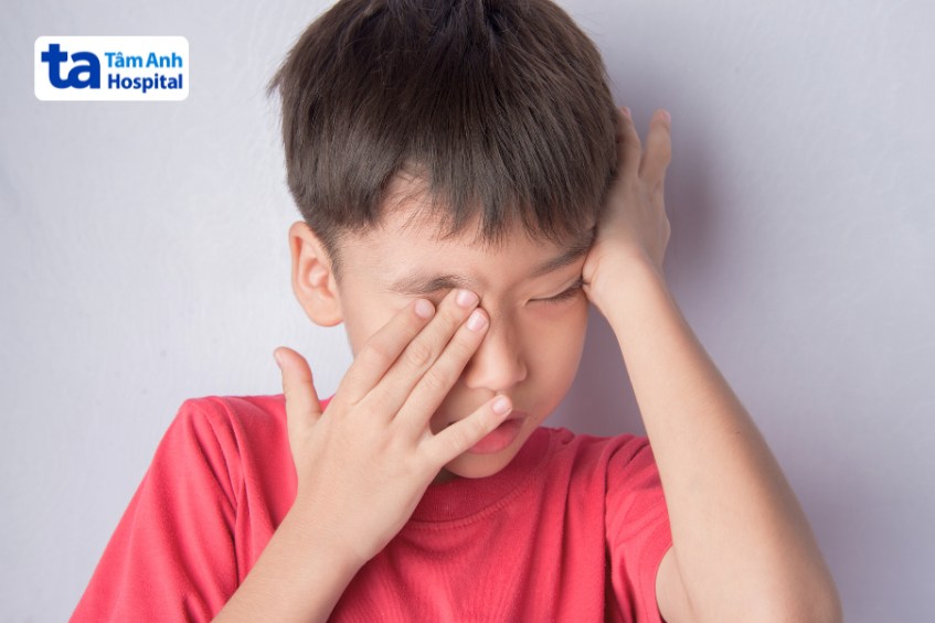 Trẻ dụi mắt nhiều do viêm kết mạc gây đau ngứa và khó chịu