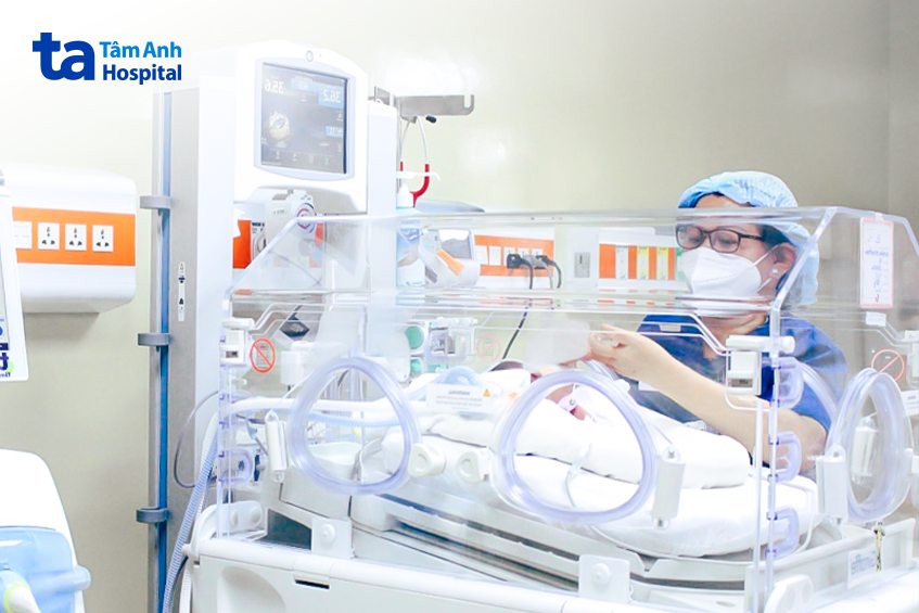 Trẻ sinh cực non thở máy, nằm lồng ấp tại Trung tâm Sơ sinh