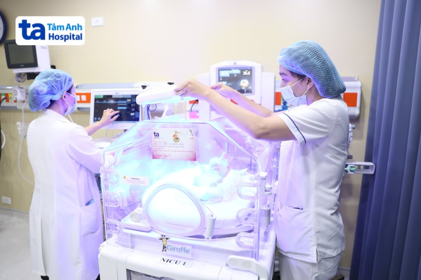 Trẻ sinh non được chăm sóc trong lồng ấp vô khuẩn
