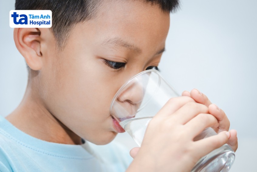 uống nước để hạn chế mất nước và điện giải