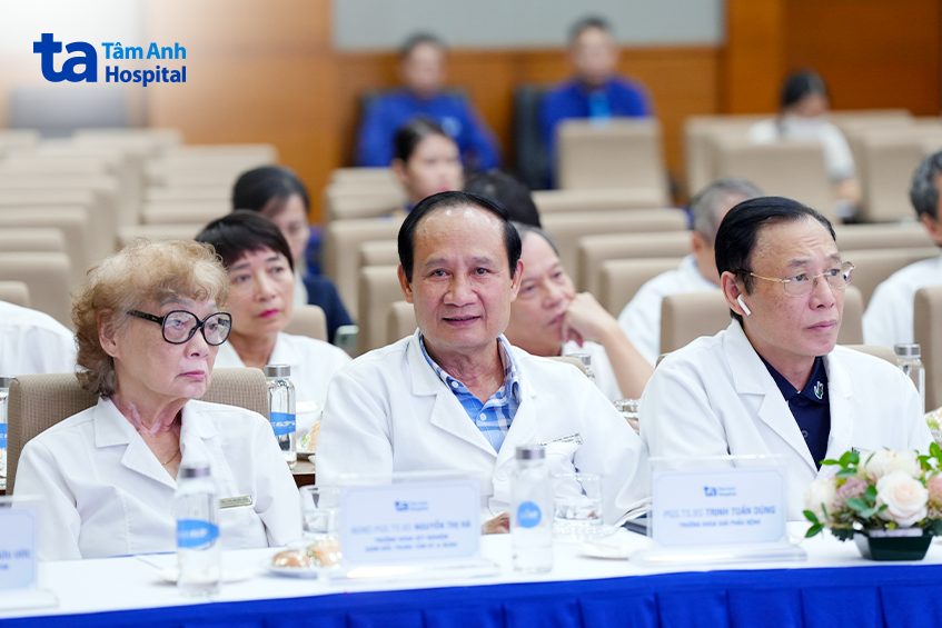 ảnh chụp bác sĩ buổi khảo sát