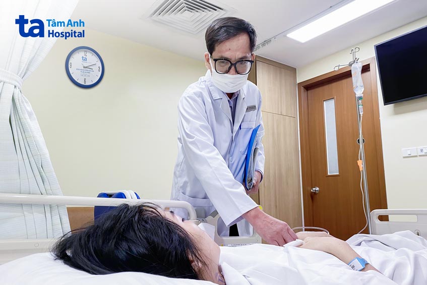 bác sĩ Vinh hỏi thăm sức khỏe sau phẫu thuật