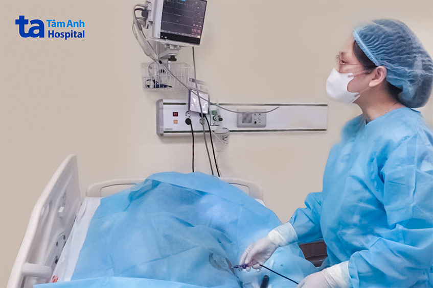 Bác sĩ Anh Thư chọc hút dịch màng ngoài tim cho bệnh nhân