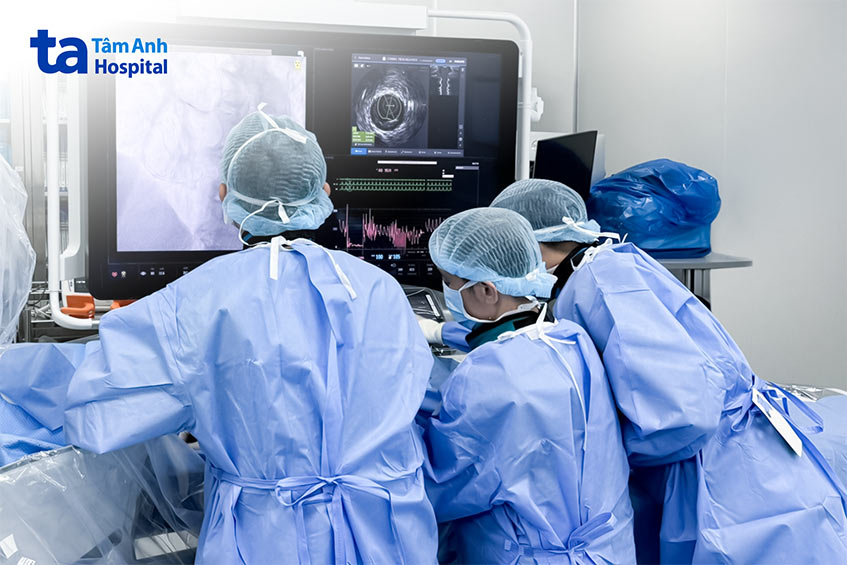 Bác sĩ can thiệp khẩn cấp cứu hệ mạch vành hẹp nghẽn nặng
