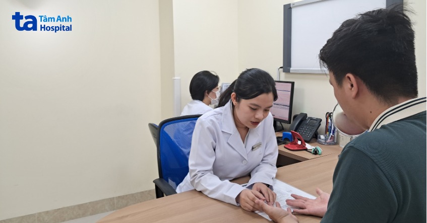 bác sĩ chẩn đoán và điều trị dị ứng thuốc bị ngứa