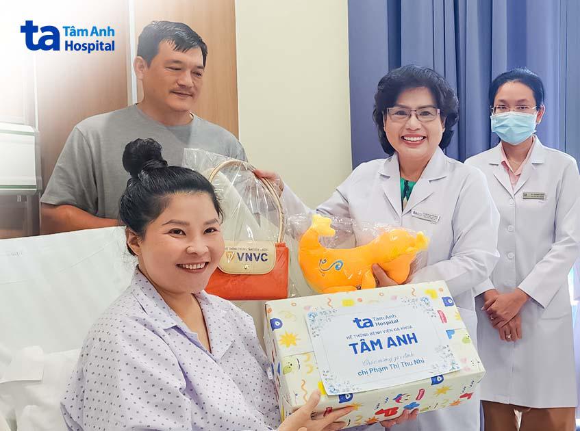 bác sĩ chúc mừng bệnh nhân