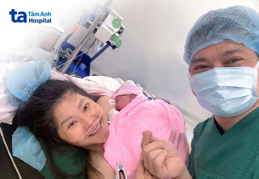 bác sĩ chụp hình cùng bệnh nhân