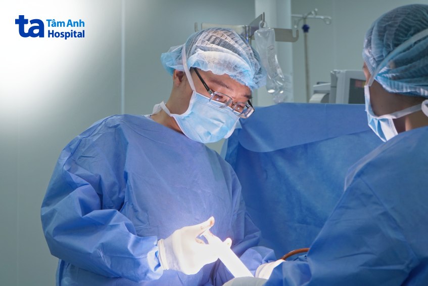 bác sĩ điều trị sùi mào gà cho bệnh nhân