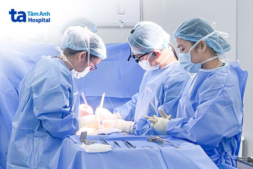Bác sĩ Dũng (giữa) cùng êkíp phẫu thuật bóc nội mạc động mạch cảnh cho bệnh nhân