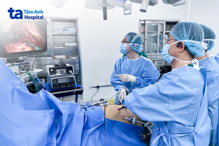 Bác sĩ Dũng (cạnh phải) cùng ê kíp phẫu thuật nội soi cắt dây chằng cung giữa cho bệnh nhân