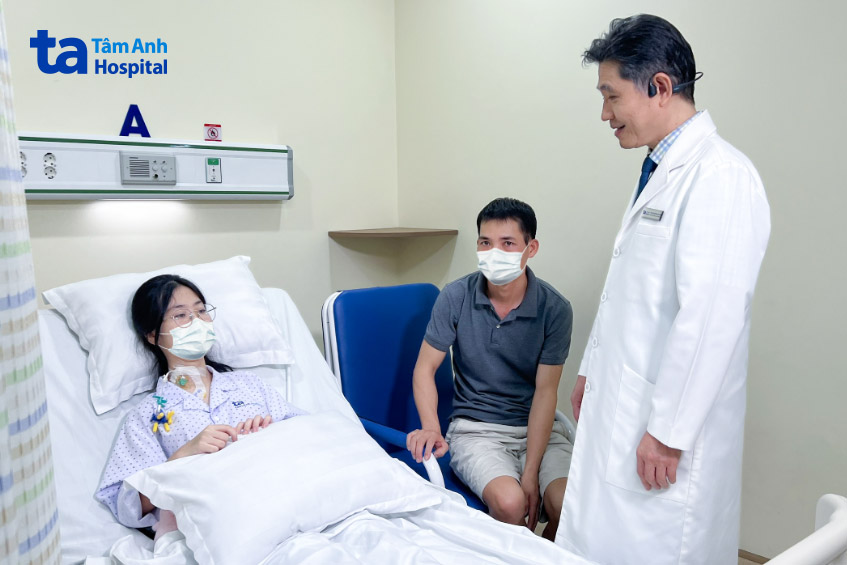 Bác sĩ Dũng hỏi thăm tình trạng sức khỏe bé Linh vào ngày thứ ba sau mổ