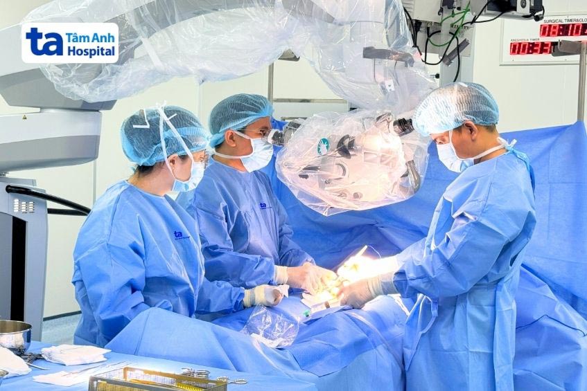 ThS.BS.CKII Dương Quang Huy - Trưởng đơn vị Nam học, Trung tâm Hỗ trợ sinh sản, BVĐK Tâm Anh TP.HCM đang thực hiện ca mổ Micro-TESE cho bệnh nhân