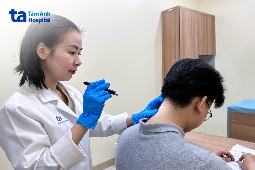 bác sĩ duy khám da cho người bệnh