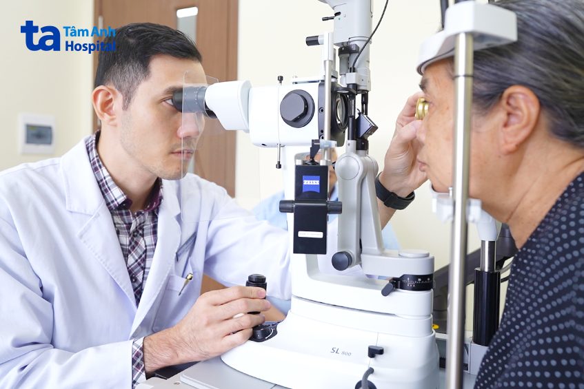 bác sĩ Hưng kiểm tra mắt người bệnh