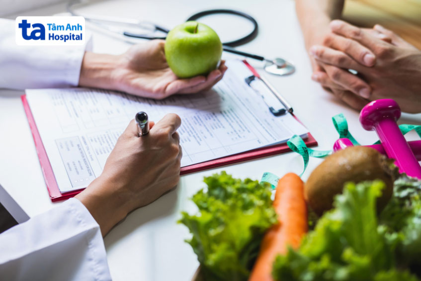 Bác sĩ hướng dẫn cho bệnh nhân về chế độ dinh dưỡng phù hợp