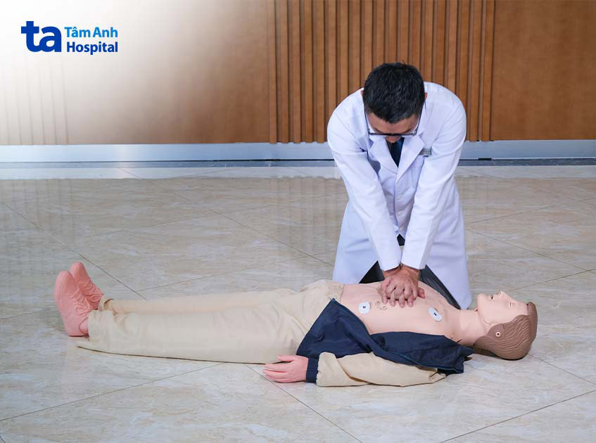 Bác sĩ hướng dẫn hồi sức tim phổi đúng cách để cứu bệnh nhân nhồi máu cơ tim qua cơn nguy kịch