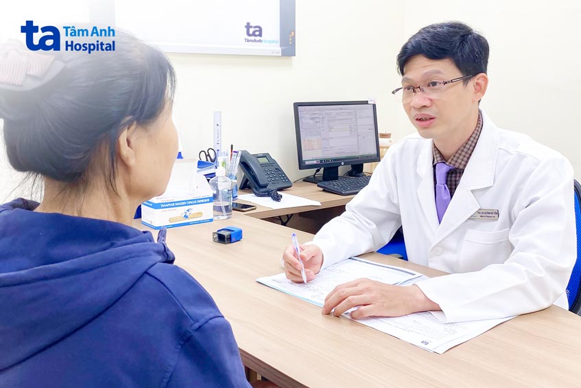 bác sĩ huỳnh bá tấn khám cho bệnh nhân