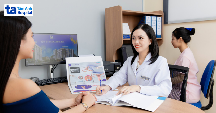 ThS.BS Huỳnh Kha tư vấn bệnh nhân về quy trình làm thụ tinh trong ống nghiệm tại IVF Tâm Anh