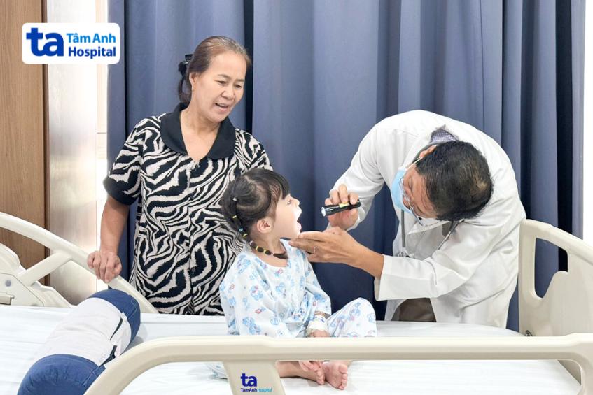 Bác sĩ khám lâm sàng cho trẻ sau điều trị viêm phổi