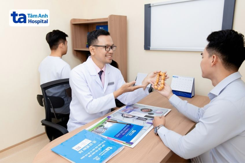ThS.BS Lê Đăng Khoa - Trưởng đơn vị Hỗ trợ sinh sản, BVĐK Tâm Anh Quận 8 đang thăm khám cho bệnh nhân nam