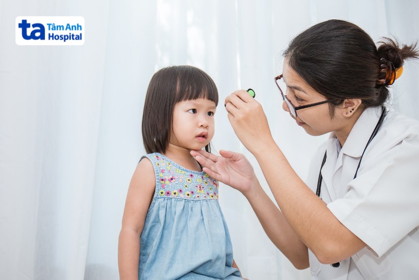 Bác sĩ kiểm tra mắt lâm sàng cho trẻ