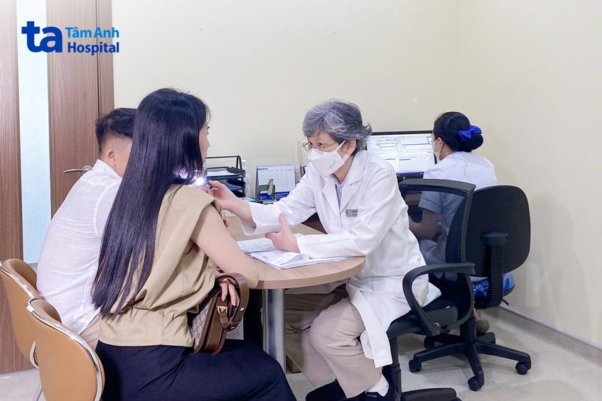 bác sĩ kiểm tra vết thương và tư vấn cho người bệnh