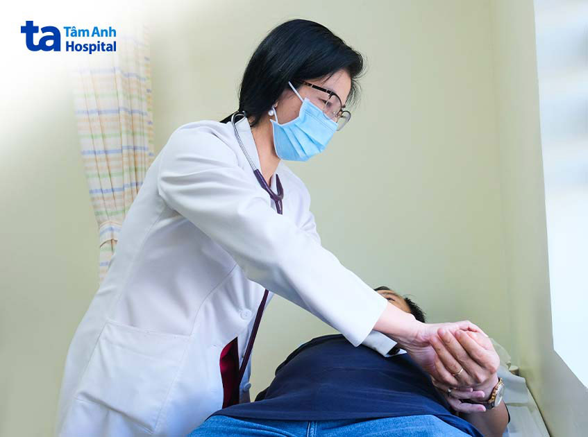 Bác sĩ Kiều khám, tư vấn chế độ sinh hoạt, vận động phù hợp cho bệnh nhân