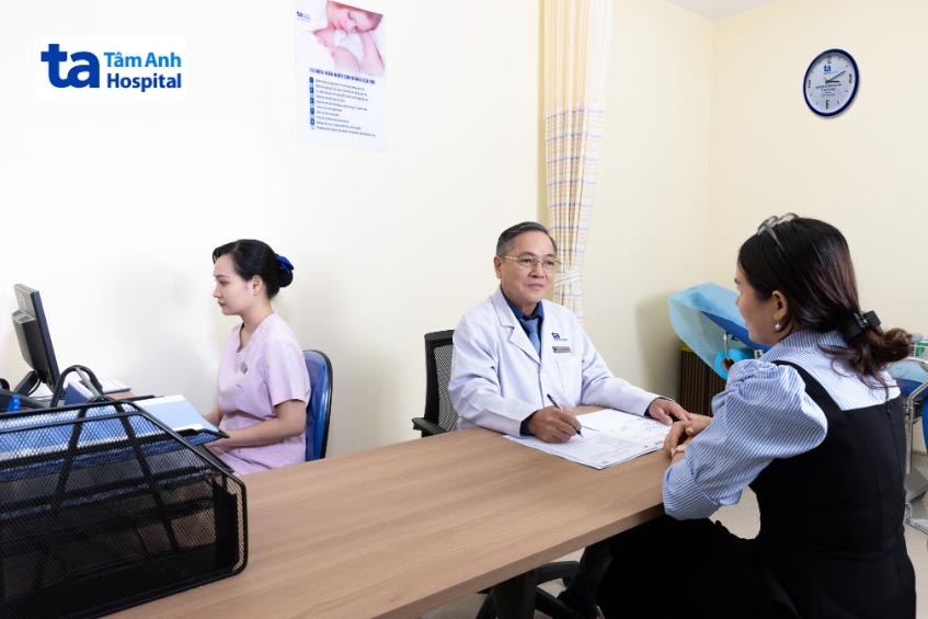 bác sĩ kim khoe đang khám cho bệnh nhân