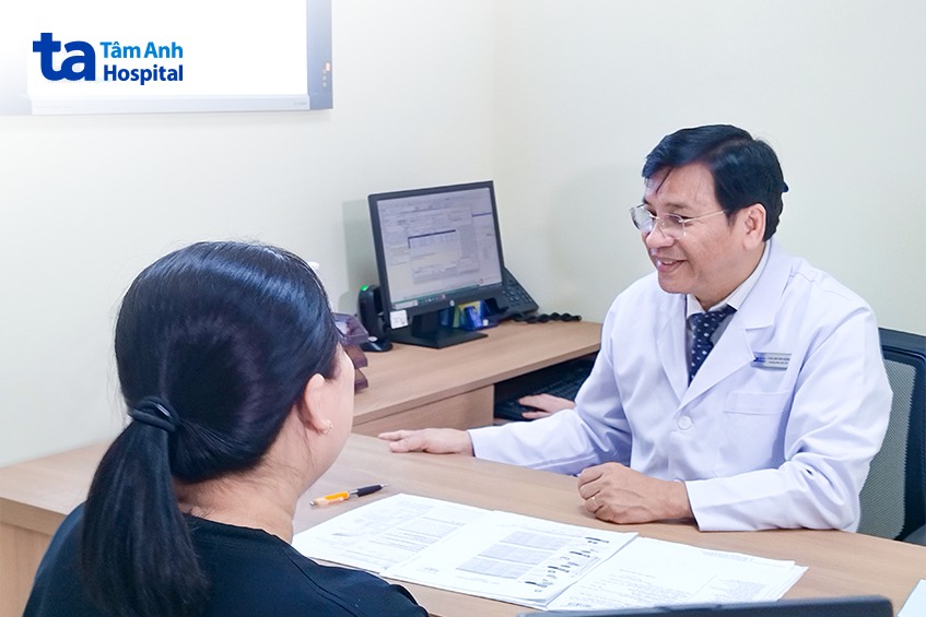 Bác sĩ Lâm Văn Hoàng tư vấn cho chị Thanh