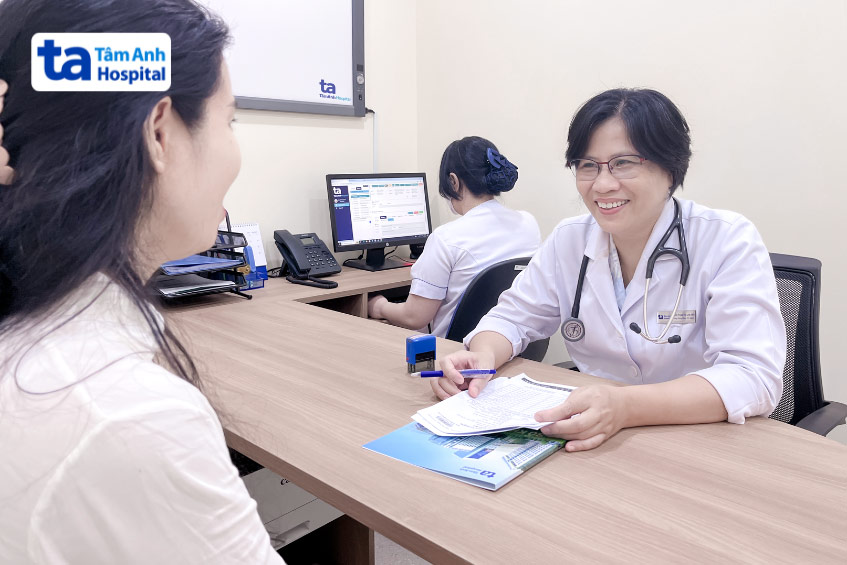 BS.CKII Phạm Thị Lan Anh cùng bệnh nhân trao đổi tại phòng khám Tim mạch Quận 7