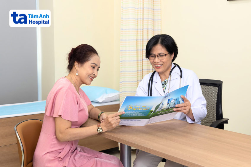 BS.CKII Phạm Thị Lan Anh - Trường Đơn vị Tim mạch Phòng khám đa khoa Tâm Anh Quận 7 đang tư vấn và hướng dẫn bệnh nhân khám tim mạch