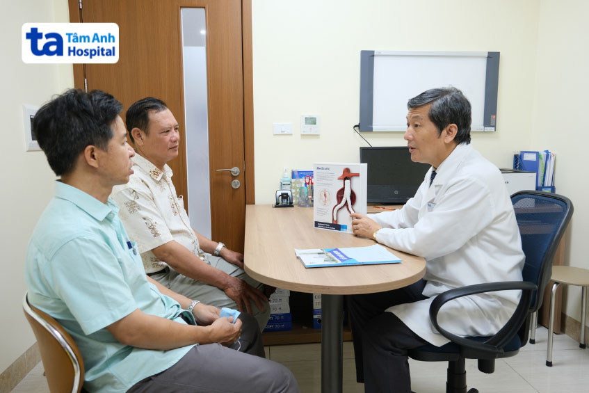 BS.CKII Huỳnh Ngọc Long đang tư vấn và thăm khám cho bệnh nhân sau đặt stent mạch vành