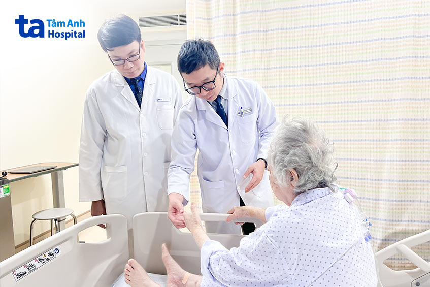 Bác sĩ Minh (phải) và bác sĩ Long kiểm tra sức khỏe cho cụ bà vào ngày thứ ba sau ca can thiệp mạch vành trái