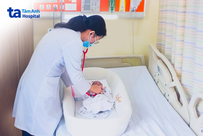 Bác sĩ Mỹ Hạnh khám cho con trai chị Seang trước xuất viện