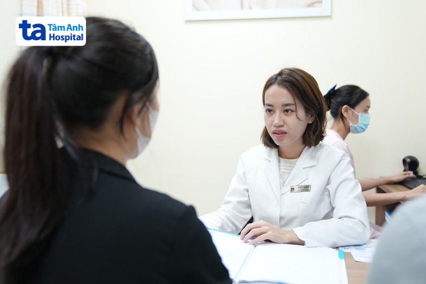 Bác sĩ Phạm Thị Mỹ Tú tư vấn phác đồ điều trị cho người bệnh
