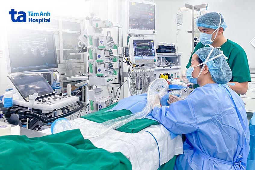 Bác sĩ Nga gây tê ESP cho bệnh nhi