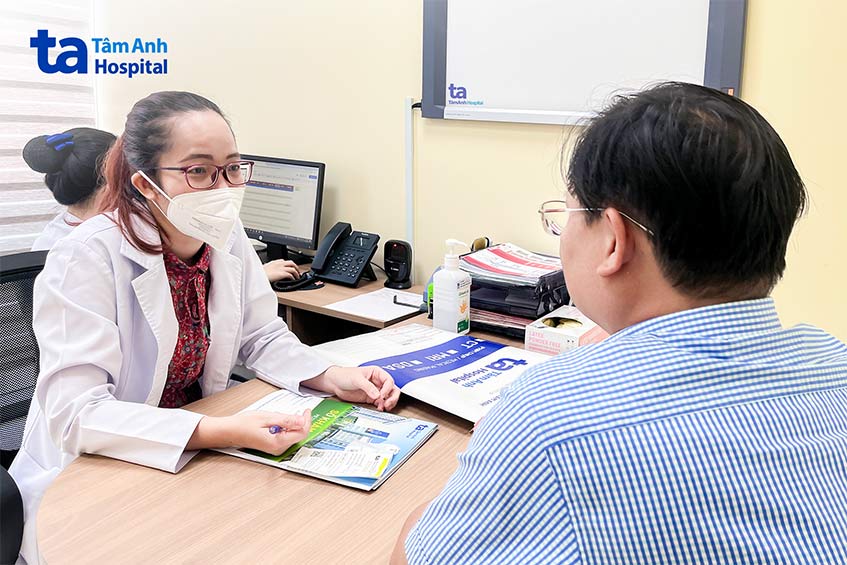 ThS.BS Lê Thị Ngọc Hằng tư vấn cách chăm sóc vết mổ, chế độ ăn uống, sinh hoạt cho anh Trí trong ngày tái khám