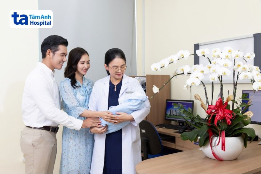 ThS.BS Giang Huỳnh Như - Giám đốc Trung tâm Hỗ trợ sinh sản, BVĐK Tâm Anh TP.HCM nhận hoa cảm ơn từ bệnh nhân đã điều trị thành công