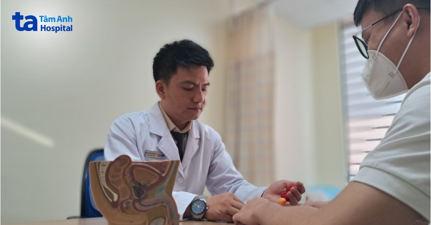 bác sĩ phạm xuân long đang khám cho khách hàng