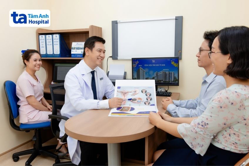 Bác sĩ Phùng Huy Tuân - Trung tâm Hỗ trợ sinh sản, BVĐK Tâm Anh Quận 8 thăm khám và tư vấn “liệu pháp cặp đôi” cho bệnh nhân