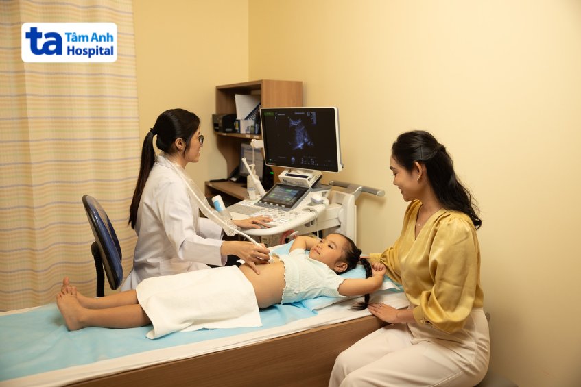 Bác sĩ siêu âm, kiểm tra ổ bụng cho trẻ