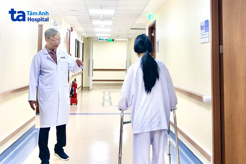 Bác sĩ Sĩ hướng dẫn bệnh nhân đi lại sau phẫu thuật