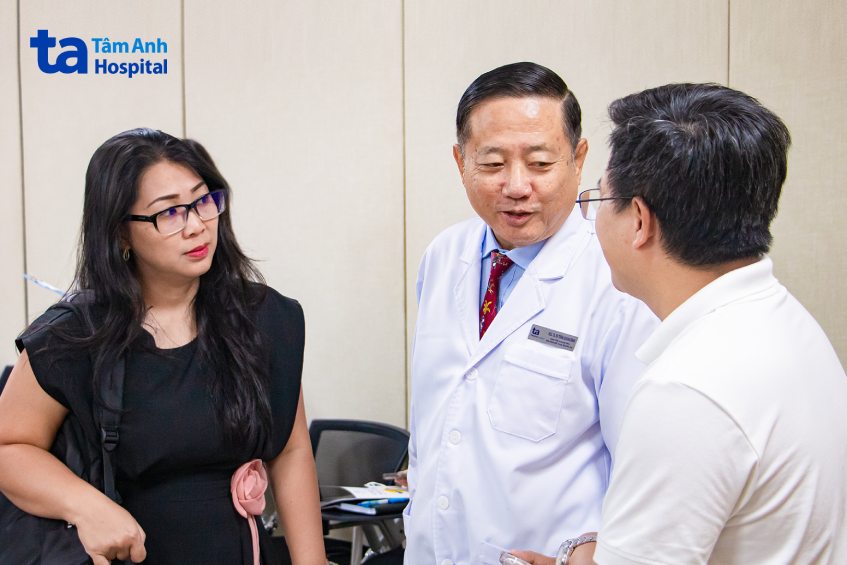 bác sĩ Trần Quang Bính trao đổi thêm với các đồng nghiệp
